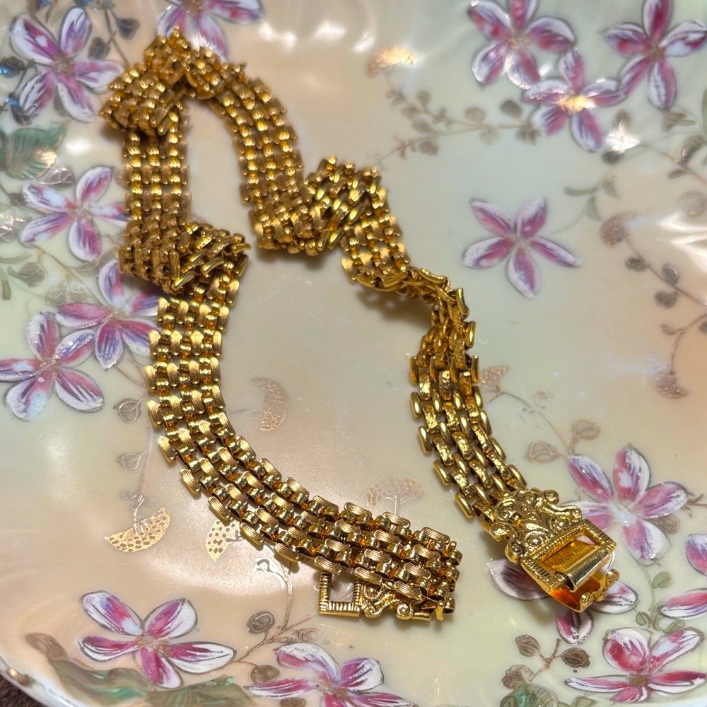 Unbranded Gold Tone Chain Business Casual Office Secretary Statement Necklace